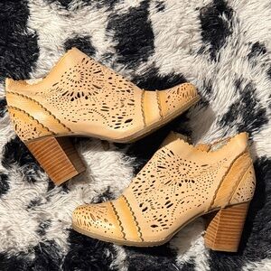 L’ARTISTE  Tan Leather Ankle Boots size 38-8 Western Cowgirl